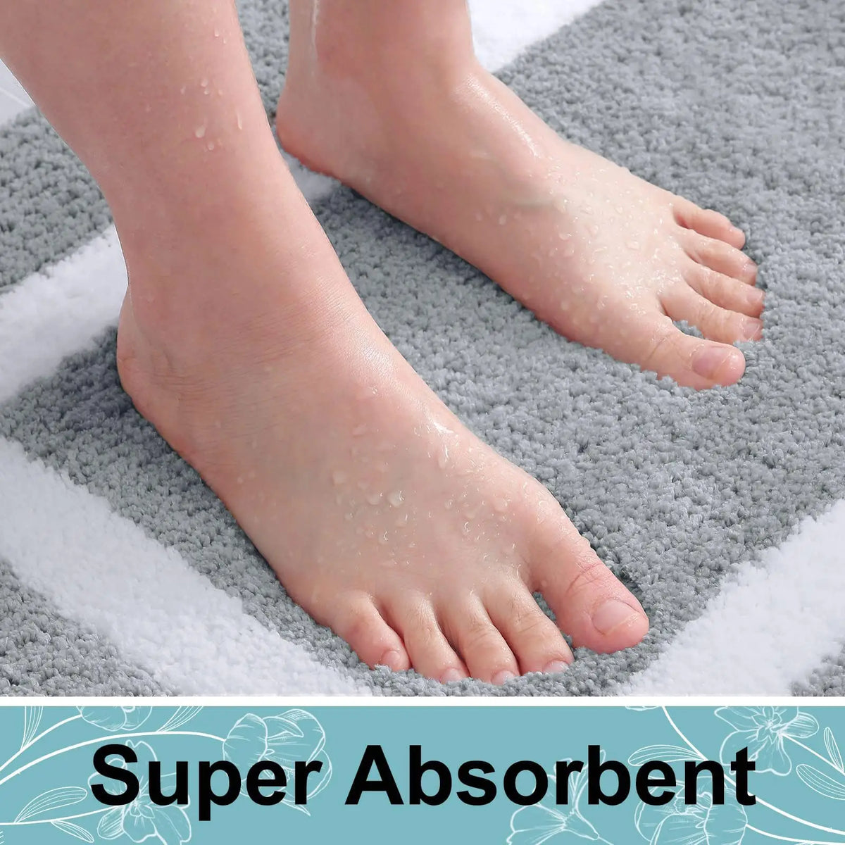 Détail de la texture en peluche du tapis de bain lilas