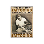 L'homme âgé avec de nombreux tatouages illustre le message selon lequel on ne cesse jamais de se faire tatouer, même en vieillissant.
