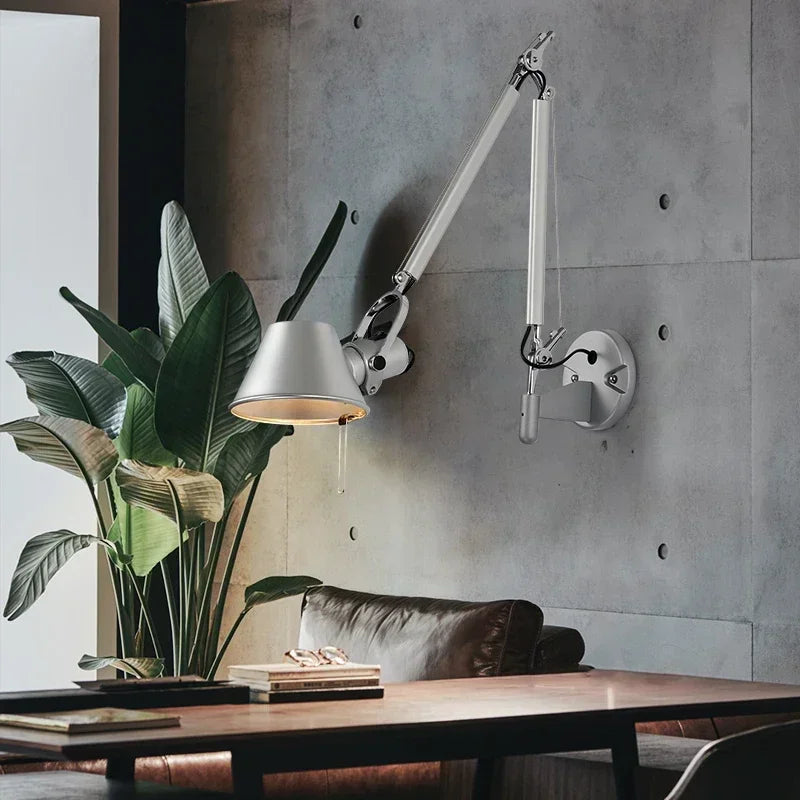 Applique murale allumée éclairant un bureau moderne