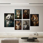 Élégante collection de portraits animaliers chics habillés dans des vêtements de style vintage, créant une atmosphère élégante et raffinée dans l'espace.