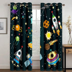 Rideaux à motif spatial en tissu de haute qualité, présentant des étoiles brillantes, des fusées colorées et des vaisseaux spatiaux détaillés, idéal pour décorer la chambre d'un passionné de l'espace et apporter une touche créative à votre intérieur.