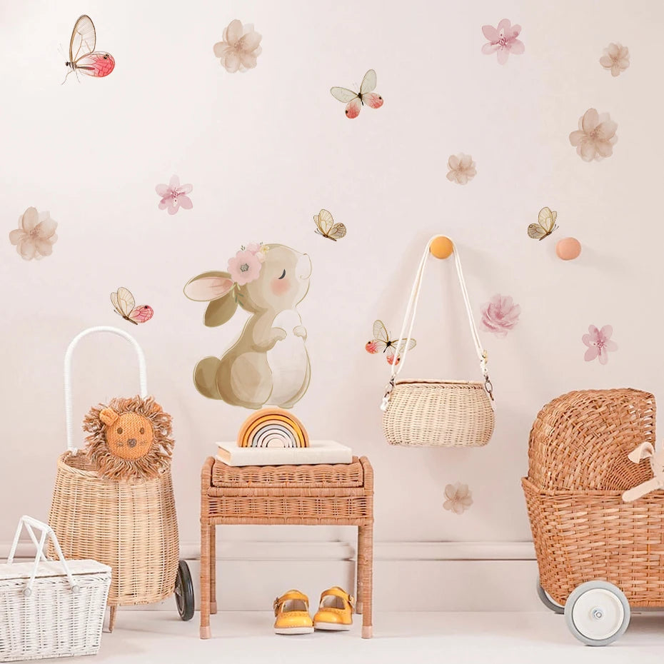 Détail du design animé lapin et papillon autocollant mural