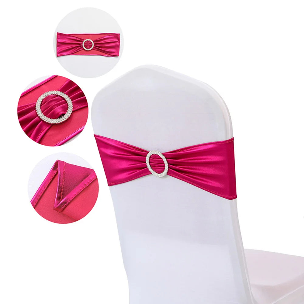 Housse de chaise blanche avec bandeau de satin fuchsia et boucle décorative en perle.