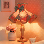 Lampe de chevet rose dentelle princesse sur table de nuit