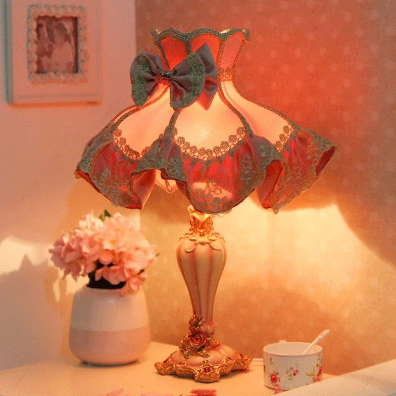 Lampe de chevet rose dentelle princesse sur table de nuit