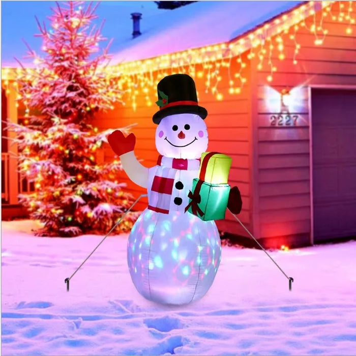 Bonhomme de neige gonflable lumineux dans un jardin enneigé