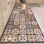 Le sol de la cuisine est recouvert de carreaux de céramique aux motifs de fleurs et de formes géométriques en différentes teintes de marron, orange et bleu, créant un design intéressant et décoratif.