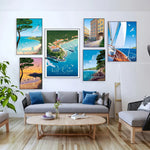Un mur décoré de magnifiques affiches aux motifs maritimes et de paysages méditerranéens, créant une ambiance chaleureuse et estivale dans ce salon cosy.