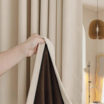 Rideau occultant élégant beige pour chambre moderne, offrant une isolation thermique et acoustique optimale. Accessoire idéal pour créer une ambiance chaleureuse tout en préservant l'intimité. Parfait pour décorer salons et chambres à coucher avec une touche de sophistication.