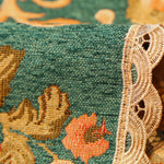 Un tapis richement texturé avec un motif de paysage aux couleurs chaudes et vibrantes, orné de détails en fibre naturelle.