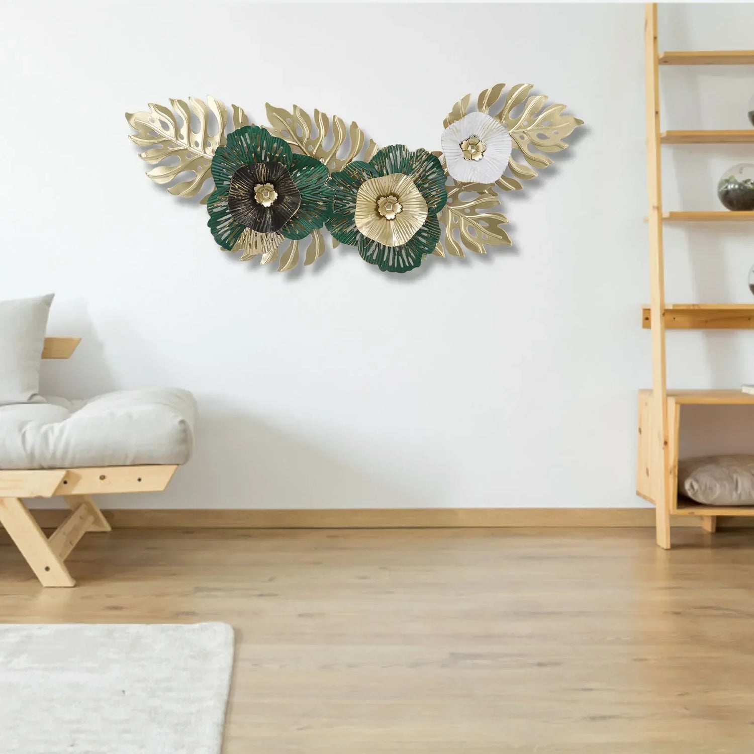 Décoration murale métal feuilles fleurs 3D accrochée au mur salon