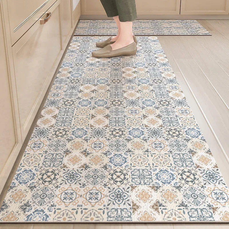 Tapis décoratif avec motifs floraux et géométriques dans des tons neutres, parfait pour embellir une cuisine ou un couloir.