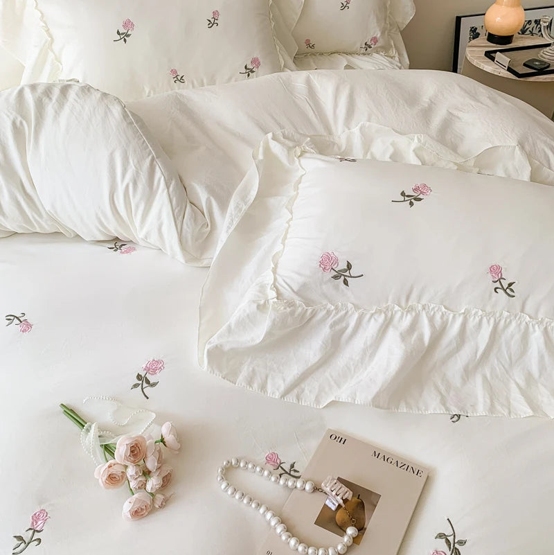 Détail broderie rose sur housse de couette