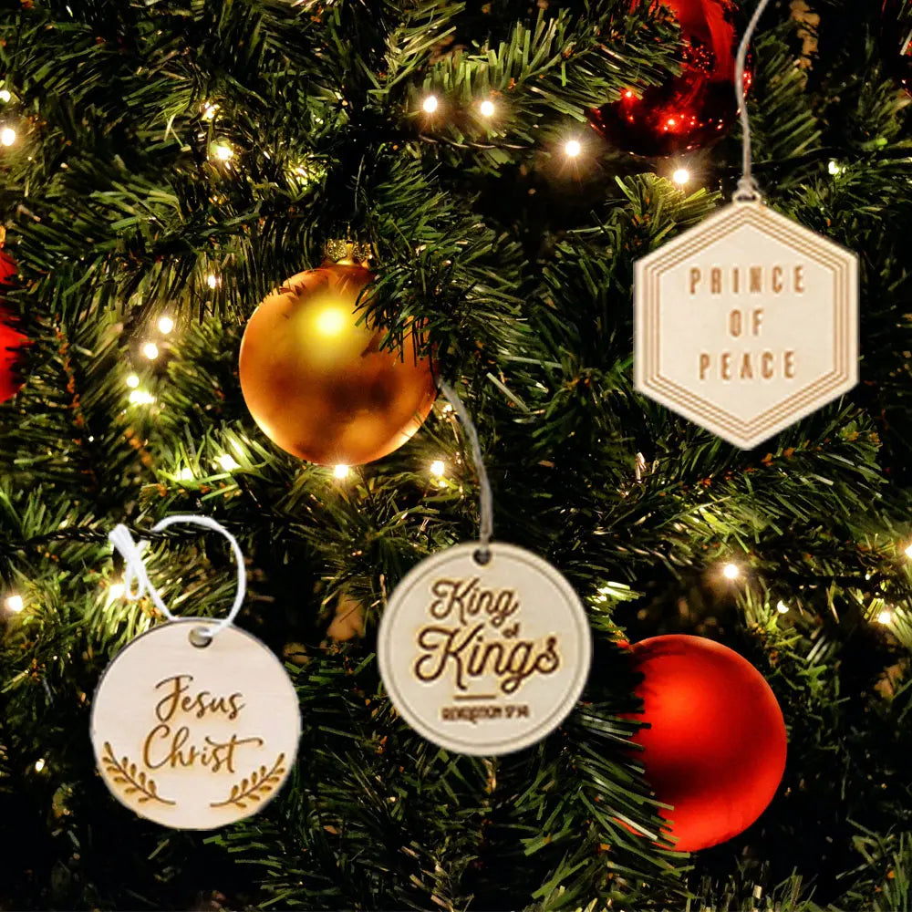 Ornements de Noël en bois gravé Jésus suspendus sur sapin