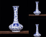 Vase chinois en porcelaine de style traditionnel avec motifs floraux bleus et blancs.