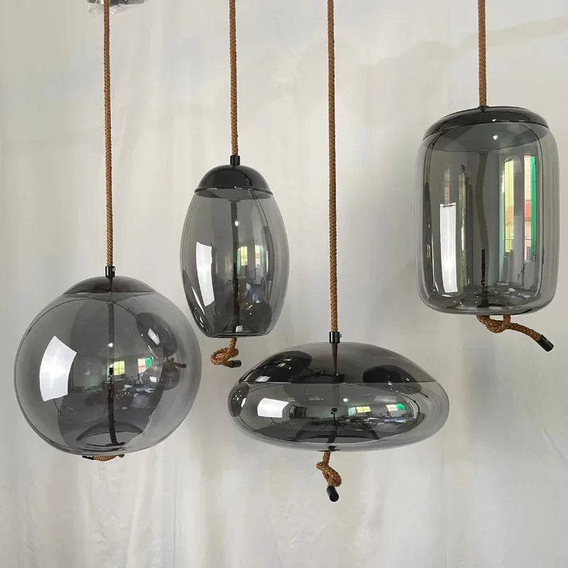 Lampe suspendue scandinave avec abat-jour bleu ciel dans un intérieur épuré