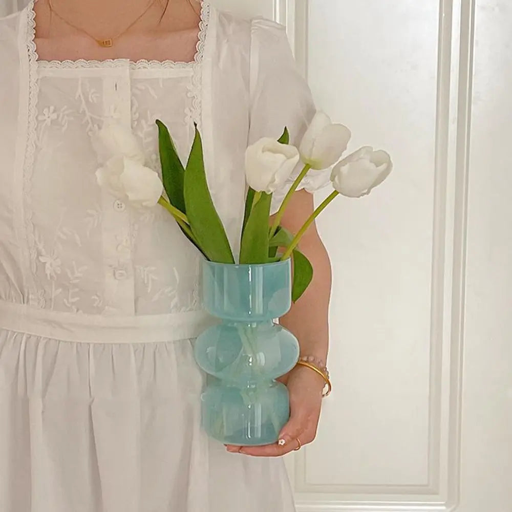 Vase en verre rétro avec fleurs artificielles en décoration bureau