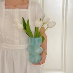 Vase en verre rétro avec fleurs artificielles en décoration bureau