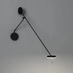 Applique murale noire design avec bras articulé réglable dans une chambre moderne