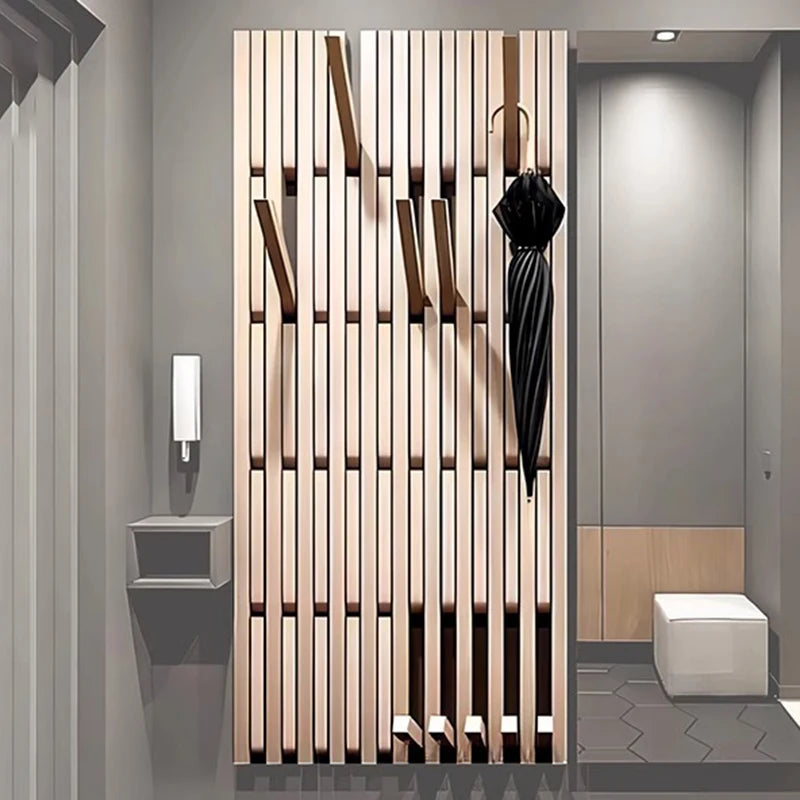 Détail des crochets du porte-manteau mural en bois pour organisation optimale