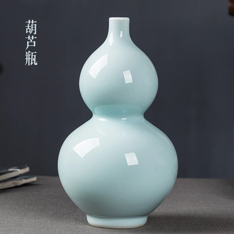 Vase en porcelaine de forme gourde de couleur bleu-vert, avec une surface lisse et brillante.