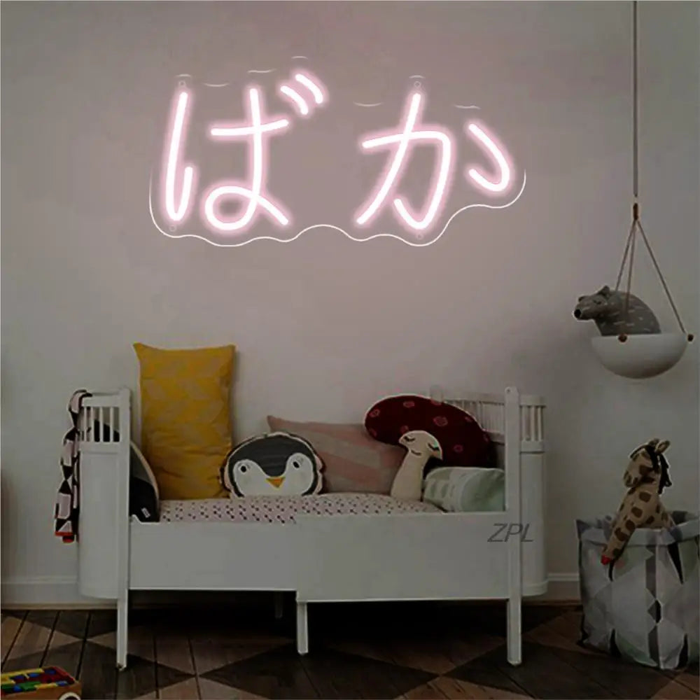 Installation du panneau LED néon avec prise USB dans un intérieur moderne