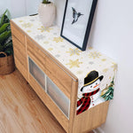 Un meuble en bois avec une décoration hivernale, comprenant un motif de flocons de neige et une image d'un bonhomme de neige en costume rouge et noir.