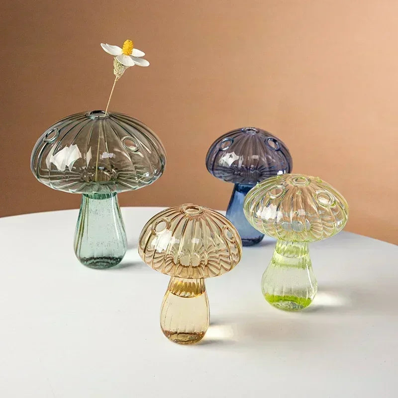 Vase champignon en verre soufflé vert dans une chambre à coucher