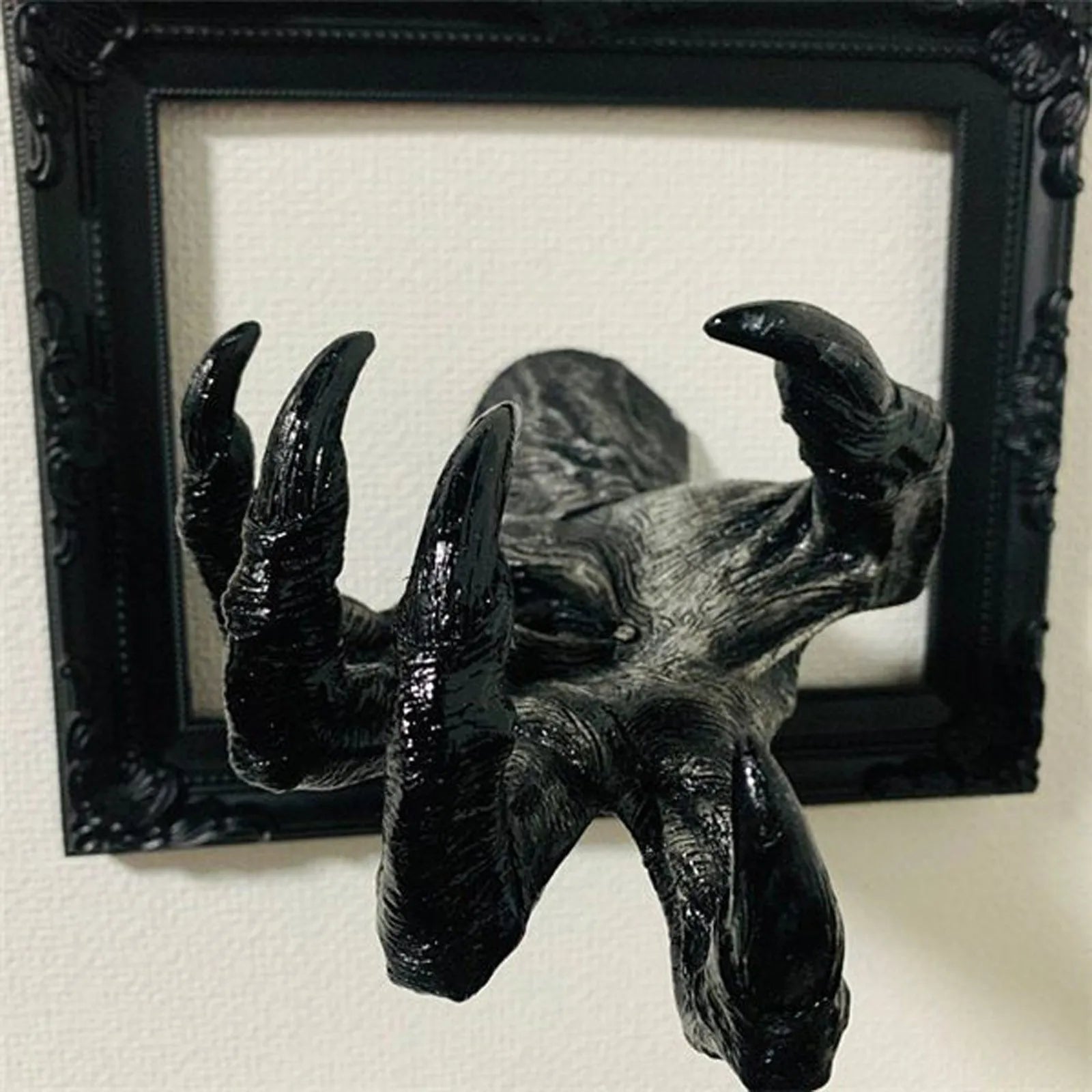 Main de sorcière rétro sur mur sombre - ambiance mystique