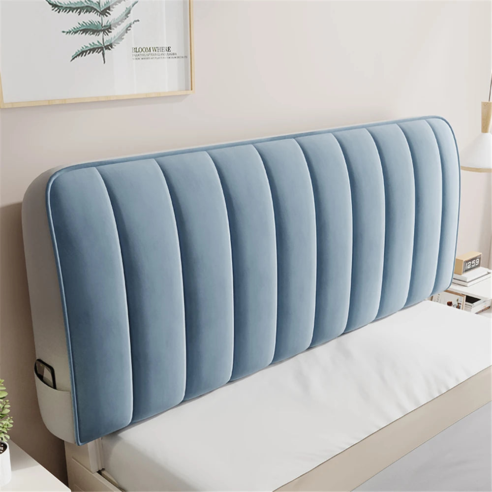 Détail du matelassage et de la texture du velours du couvre-tête de lit