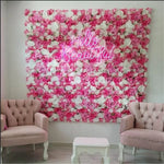 Détail des fleurs en soie rose pour décoration de mariage