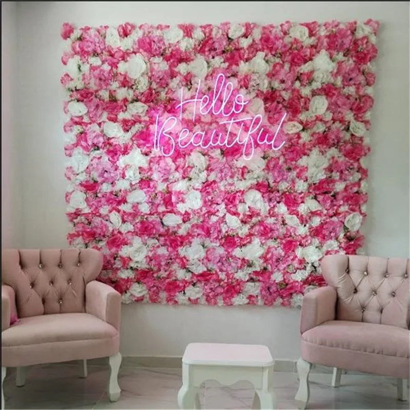 Détail des fleurs en soie rose pour décoration de mariage