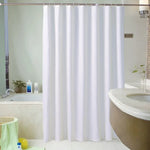 Rideau de douche blanc opaque en polyester suspendu dans une salle de bain moderne avec baignoire et lavabo. Décoration épurée avec plantes et accessoires de bain.