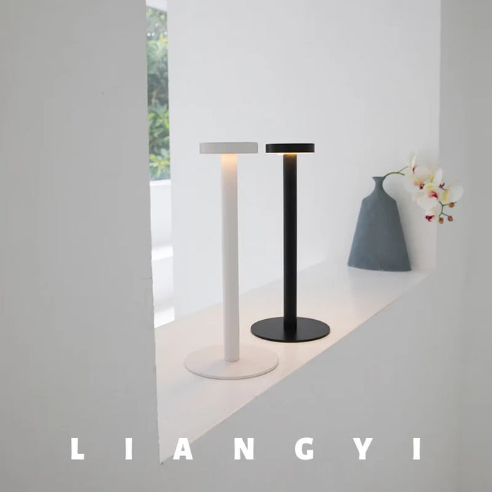 Lampe champignon sans fil LED blanche sur table