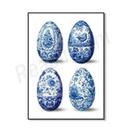Des œufs de Pâques en porcelaine bleue et blanche, ornés de motifs floraux et d'oiseaux.