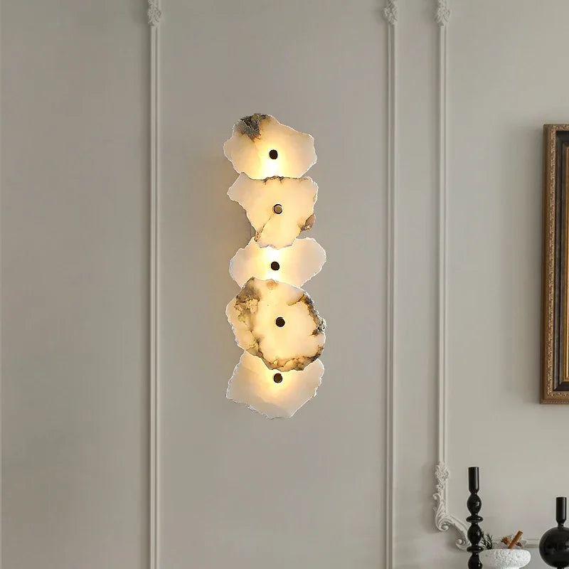 Détail de la lampe murale en fer et marbre avec éclairage LED