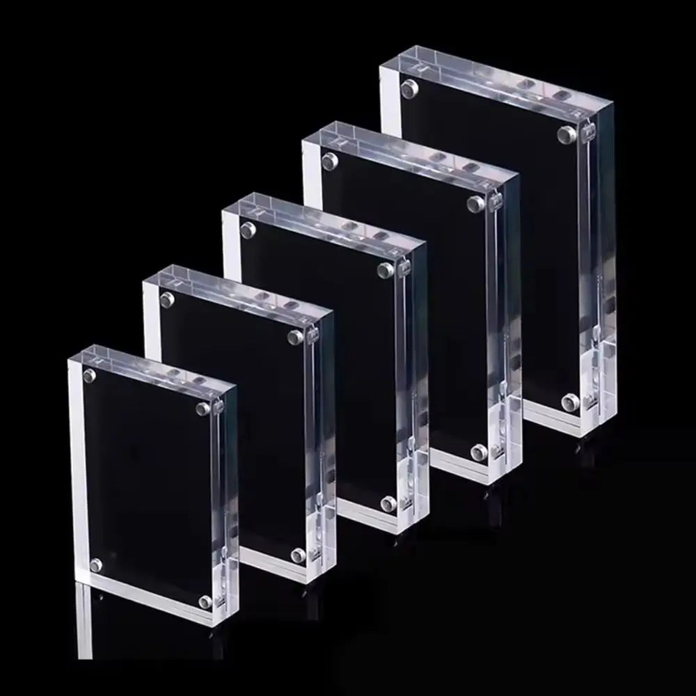 Cadre photo acrylique transparent magnétique 10mm sur un bureau moderne