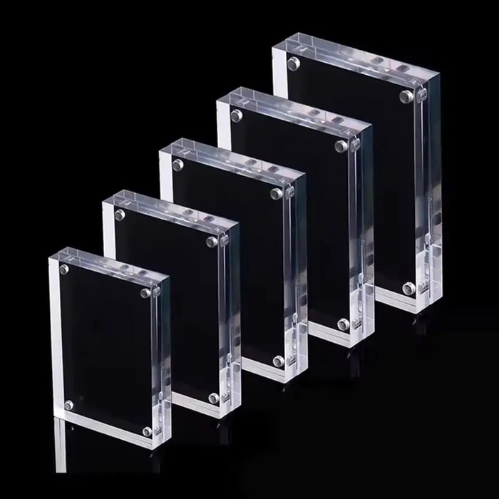 Cadre photo acrylique transparent magnétique 10mm sur un bureau moderne
