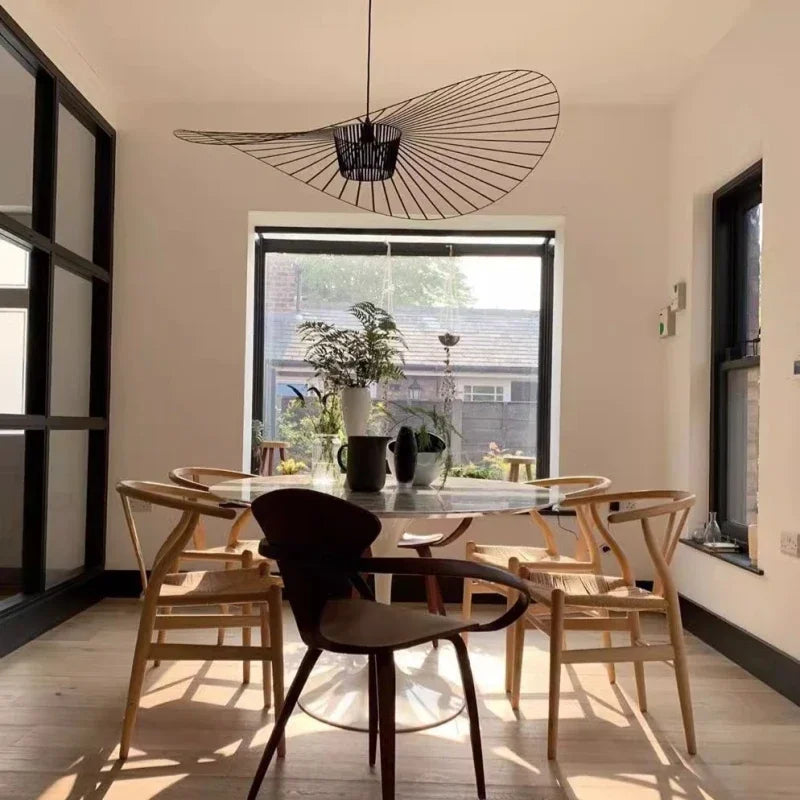 Détail du matériau textile du lustre suspendu chapeau de paille