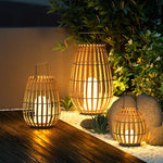Détail de la lampe solaire en rotin avec son abat-jour design