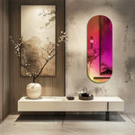 Cette image présente un environnement intérieur moderne et élégant, avec un meuble bas blanc et un miroir décoratif aux teintes chaudes et lumineuses. Un paysage montagneux est visible à travers une fenêtre, en contraste avec les fleurs de prunier blanc sur un vase. L'ensemble crée une atmosphère apaisante et harmonieuse.