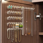 Organisation de bijoux sur le présentoir mural clair