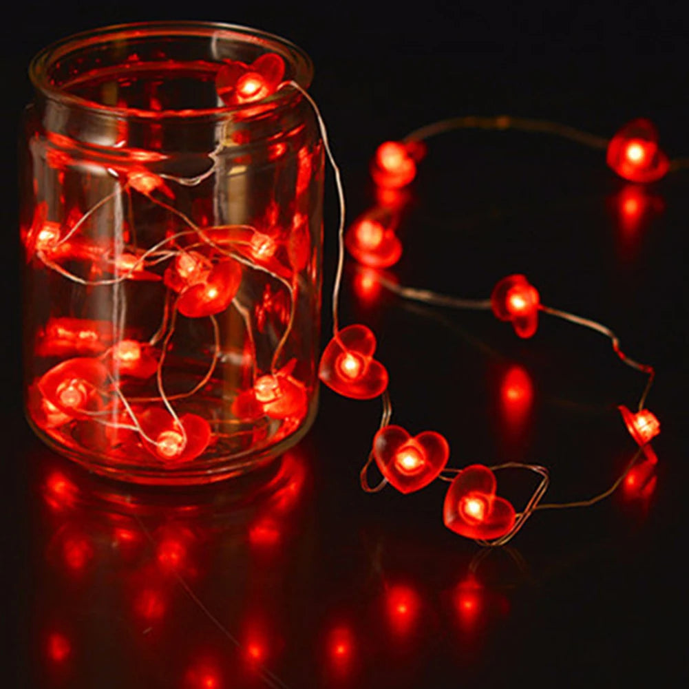 Guirlande lumineuse cœur rouge sur fond sombre