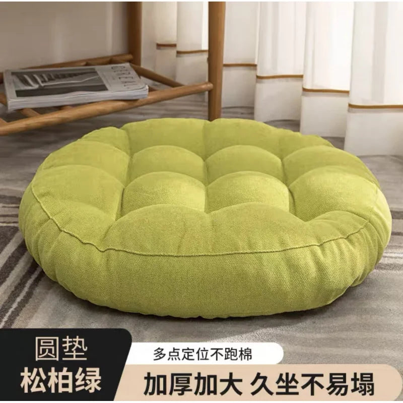 Coussin de sol moderne orange sur parquet