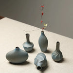 Vase fait main en céramique pour fleurs séchées dans un intérieur zen