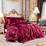 Parure de lit en satin dans une chambre décorée