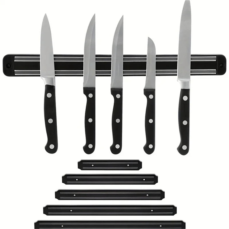 Porte-couteau mural magnétique noir sur mur de cuisine moderne