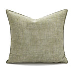Coussin décoratif à motifs subtils en gris et blanc, crée un look cosy et contemporain dans un espace de vie.