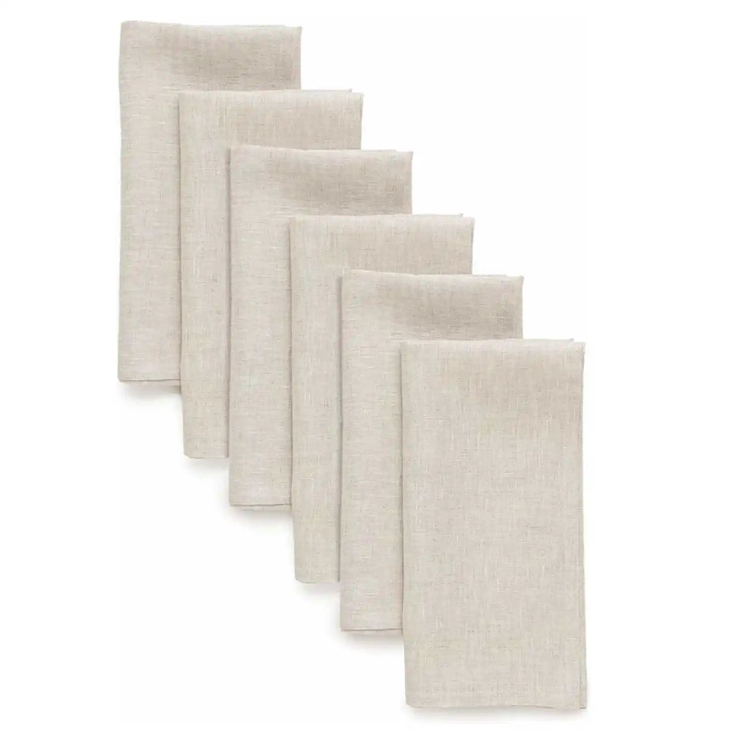 Pile de serviettes de table en lin beige de différentes tailles.