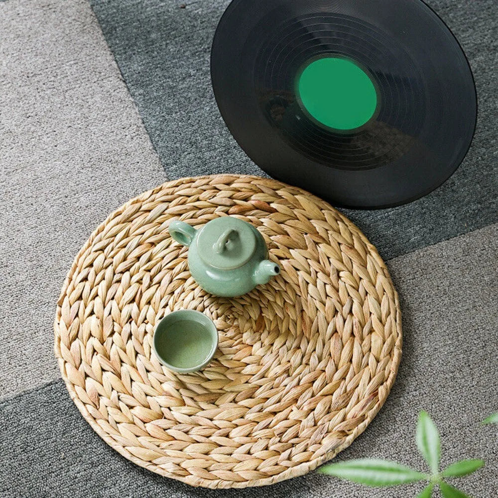 Vue de dessus du set de table rond en paille naturelle dans une cuisine